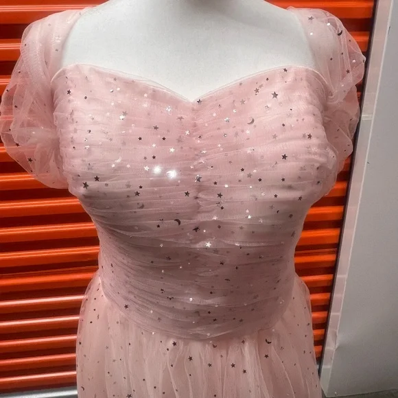 Elegant Pink Gown with Sparkling Details - Picture 4 of 11